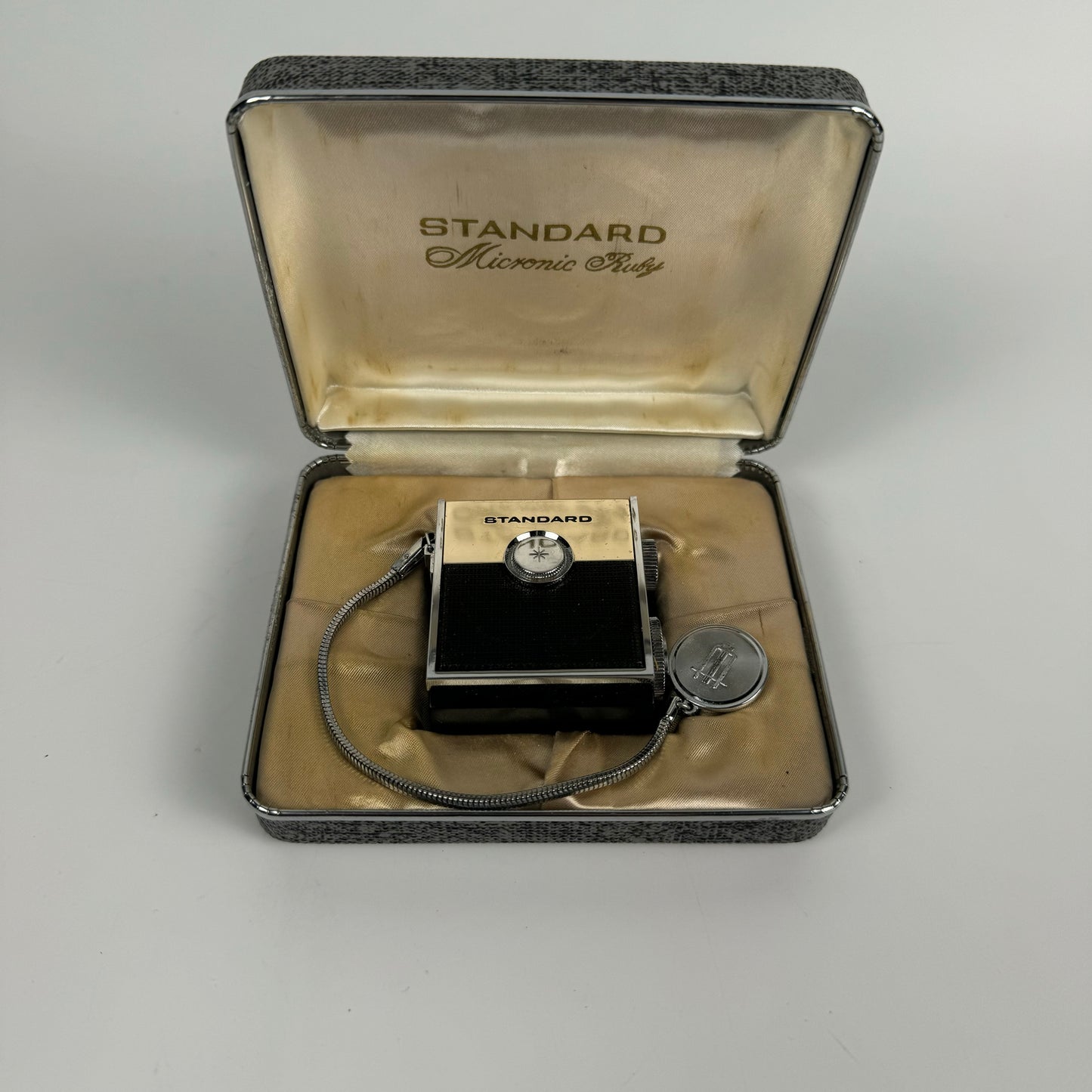 Standard Micronic Ruby  8 Transistor Micro AM Radio SR-H437